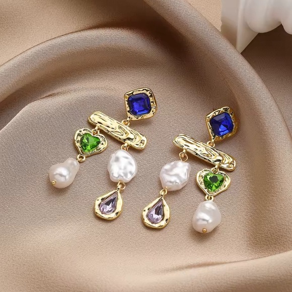 Zara Jewelry - Elegant Feminine Gold Tone Drop Earrings with Gems 💎